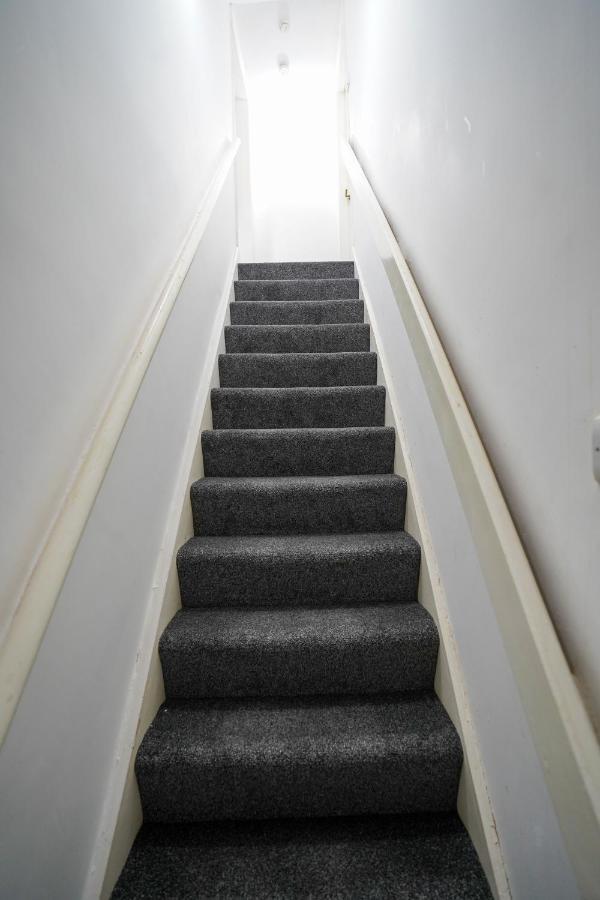 هوتن لي سبرينغ Modern And Spacious 3-Bedroom House - Free Parking, Fast Wi-Fi, Ideal For Up To 7 Guests المظهر الخارجي الصورة